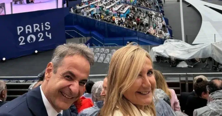 Ολυμπιακοί Αγώνες 2024: Κυριάκος Μητσοτάκης και Μαρέβα Γκραμπόφσκι στην τελετή έναρξης – Η selfie φωτογραφία