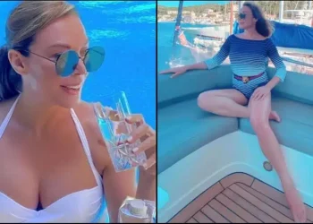 Κορμί 30άρας στα 54 της: Η Τατιάνα Στεφανίδου άραξε στην αμμουδιά με τα δίμετρα πόδια της και «μαγνήτισε» τα βλέμματα