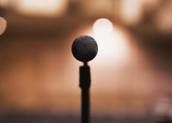 Χειροπέδες σε γνωστό τραγουδιστή – Επιτέθηκε στη σύζυγο επιχειρηματία μέσα στο μαγαζί που δούλευε