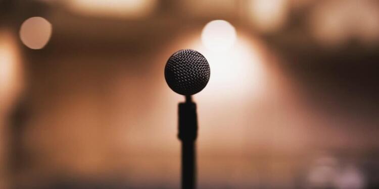 Χειροπέδες σε γνωστό τραγουδιστή – Επιτέθηκε στη σύζυγο επιχειρηματία μέσα στο μαγαζί που δούλευε