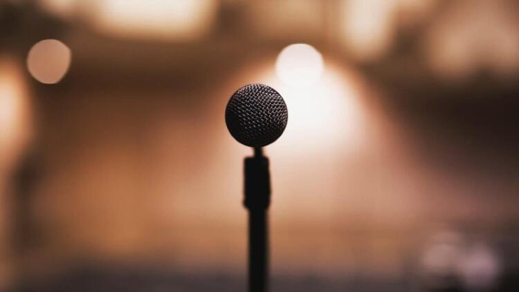 Χειροπέδες σε γνωστό τραγουδιστή – Επιτέθηκε στη σύζυγο επιχειρηματία μέσα στο μαγαζί που δούλευε