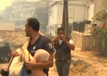 Φωτιά στην Πάτρα: Αστυνομικός σώζει ηλικιωμένο από τις φλόγες – Συγκλονιστικό βίντεο