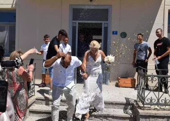 Viral γάμος στη Λήμνο: Πέταξαν στο νεόνυμφο ζευγάρι μακαρονάκι κοφτό και σκυλοτροφή