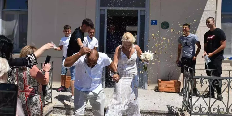 Viral γάμος στη Λήμνο: Πέταξαν στο νεόνυμφο ζευγάρι μακαρονάκι κοφτό και σκυλοτροφή