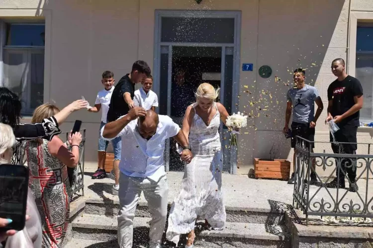 Viral γάμος στη Λήμνο: Πέταξαν στο νεόνυμφο ζευγάρι μακαρονάκι κοφτό και σκυλοτροφή