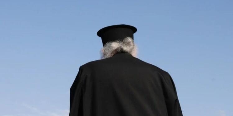 Χαμός με Παπαδιά: «Τσάκωσε» ιερέα σε ξενοδοχείο ημιδιαμονής στην Κηφισιά