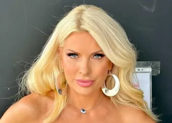 Ελένη Μενεγάκη: Υποκλινόμαστε στη μοναδική αρετουσάριστη φώτο της μετά το μπάνιο της στα Άχλα