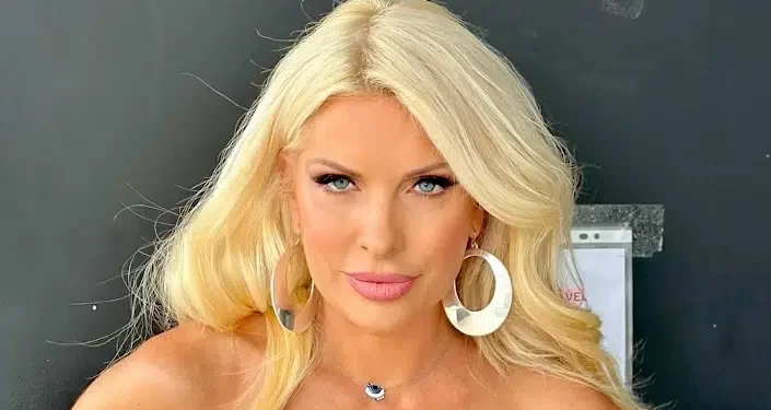 Ελένη Μενεγάκη: Υποκλινόμαστε στη μοναδική αρετουσάριστη φώτο της μετά το μπάνιο της στα Άχλα