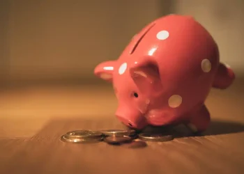 Με τον σύντροφό μου είμαστε 2 χρόνια μαζί και δεν βάζει το χέρι στην τσέπη. Είναι τσιγγούνης, τι να κάνω;