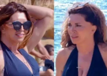 Με μαγιό, χωρίς ρετούς και φίλτρα: Η Μιμή Ντενίση στα 71 της, βάζει «κάτω» 40αρες