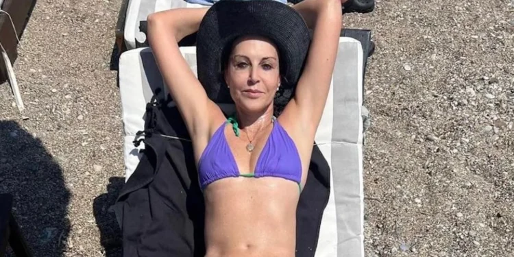 Ελληνίδα ηθοποιός πήγε στην παραλία με μαγιό στα 56 της και γύρισε όλη η παραλία να την κοιτάξει