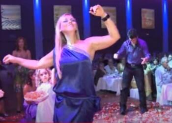 Έχει κάνει όλο το ίντερνετ να χειροκροτεί: Το ζεϊμπέκικο της κουμπάρας που ζήλεψε μέχρι και ο γαμπρός!