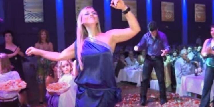 Έχει κάνει όλο το ίντερνετ να χειροκροτεί: Το ζεϊμπέκικο της κουμπάρας που ζήλεψε μέχρι και ο γαμπρός!