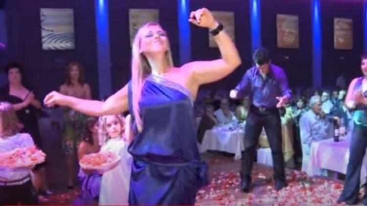 Έχει κάνει όλο το ίντερνετ να χειροκροτεί: Το ζεϊμπέκικο της κουμπάρας που ζήλεψε μέχρι και ο γαμπρός!