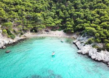 1 ώρα μακριά από την Αθήνα και βρέθηκες στις πιο καθαρές παραλίες: Κρυστάλλινα νερά και φυσική σκιά
