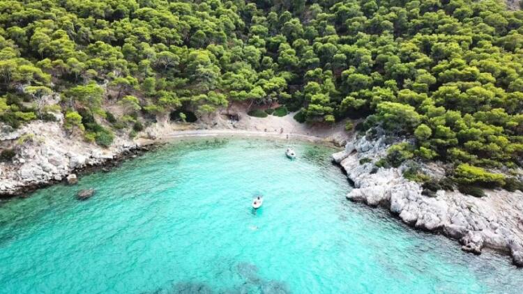 1 ώρα μακριά από την Αθήνα και βρέθηκες στις πιο καθαρές παραλίες: Κρυστάλλινα νερά και φυσική σκιά