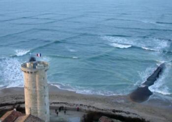 O τρομακτικός λόγος που πρέπει να βγείτε αμέσως από το νερό αν δείτε τετράγωνα κύματα