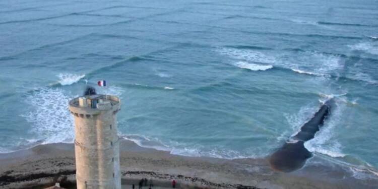 O τρομακτικός λόγος που πρέπει να βγείτε αμέσως από το νερό αν δείτε τετράγωνα κύματα