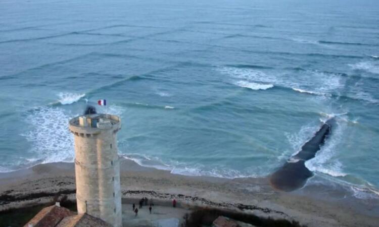 O τρομακτικός λόγος που πρέπει να βγείτε αμέσως από το νερό αν δείτε τετράγωνα κύματα