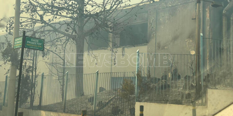Φωτιά στην Αττική: Κάηκε το κλειστό γυμναστήριο Νέας Πεντέλης – Στις φλόγες και ο παιδικός σταθμός