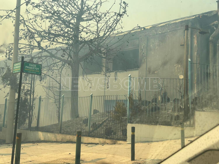 Φωτιά στην Αττική: Κάηκε το κλειστό γυμναστήριο Νέας Πεντέλης – Στις φλόγες και ο παιδικός σταθμός