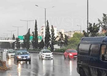 Χάος από τη βροχή: Σημειωτόν τα οχήματα στην εθνική – Χωρίς ρεύμα οι Άγιοι Ανάργυροι