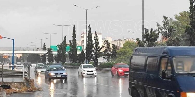 Χάος από τη βροχή: Σημειωτόν τα οχήματα στην εθνική – Χωρίς ρεύμα οι Άγιοι Ανάργυροι