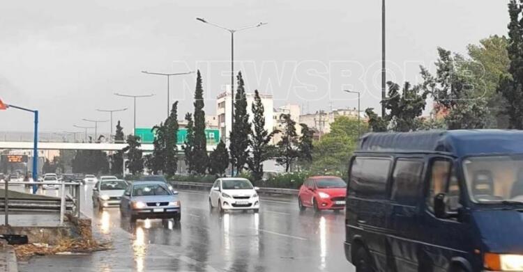 Χάος από τη βροχή: Σημειωτόν τα οχήματα στην εθνική – Χωρίς ρεύμα οι Άγιοι Ανάργυροι