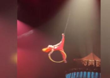 Βίντεο σοκ: Ακροβάτης τσίρκου πέφτει στο κενό και προκαλεί πανικό! (video)