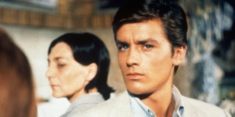 Κηδεία Αλέν Ντελόν: Σε στενό κύκλο και με τους στίχους του «Paroles» – Οι γιοι του πιο ενωμένοι από ποτέ