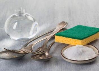 Μαύρισαν τα ασημένια δαχτυλίδια σου; Πάρε αλουμινόχαρτο, ρίξε μαγειρική σόδα και 2 ακόμα υλικά και…σαν να βγήκες από κοσμηματοπωλείο