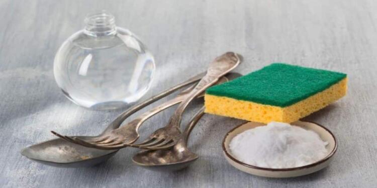 Μαύρισαν τα ασημένια δαχτυλίδια σου; Πάρε αλουμινόχαρτο, ρίξε μαγειρική σόδα και 2 ακόμα υλικά και…σαν να βγήκες από κοσμηματοπωλείο