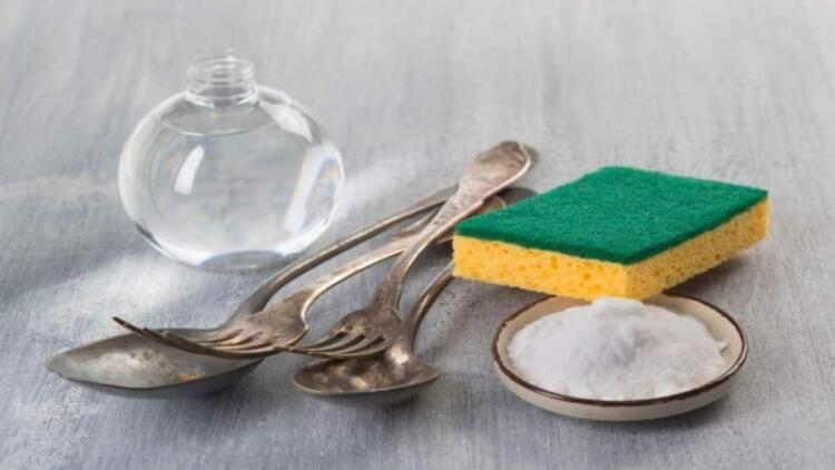 Μαύρισαν τα ασημένια δαχτυλίδια σου; Πάρε αλουμινόχαρτο, ρίξε μαγειρική σόδα και 2 ακόμα υλικά και…σαν να βγήκες από κοσμηματοπωλείο