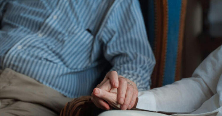 Οικογενειακή τραγωδία: Ζευγάρι «έσβησε» με λίγες ώρες διαφορά – Το παράξενο παιχνίδι της μοίρας