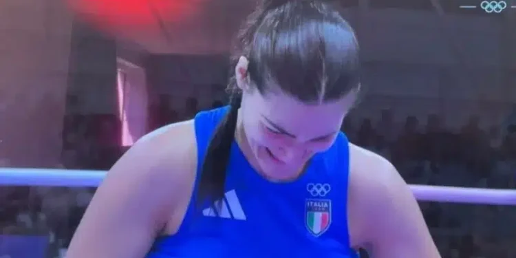 Σάλος: Ιταλίδα πυγμάχος εγκατέλειψε τον αγώνα με την τρανς Imane Khelif μετά από δυνατή γροθιά – Ξέσπασε σε κλάματα