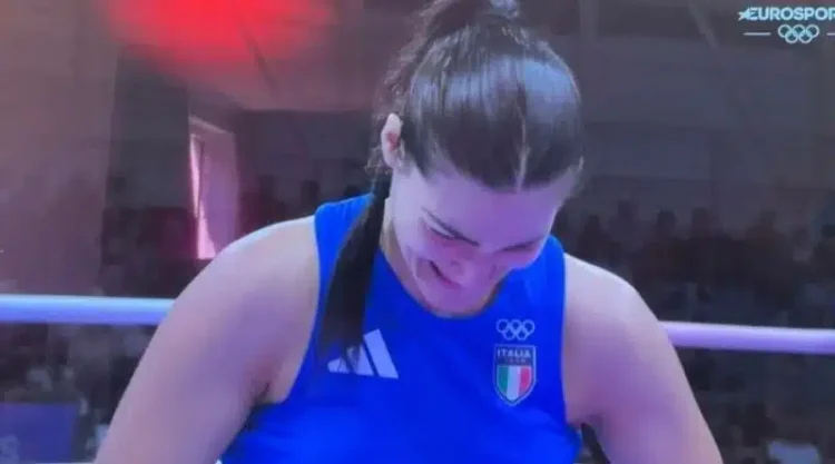 Σάλος: Ιταλίδα πυγμάχος εγκατέλειψε τον αγώνα με την τρανς Imane Khelif μετά από δυνατή γροθιά – Ξέσπασε σε κλάματα