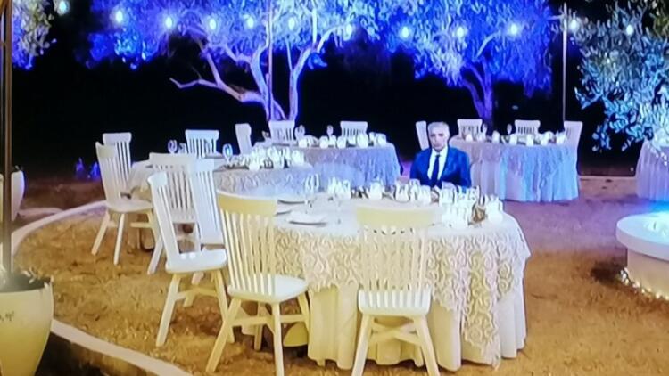 «Νίκο κράτα μου θέση έρχομαι»: Ο Ευαγγελάτος… πήγε ακάλεστος στο γάμο του Κασσελάκη, κάθισε στο τραπέζι και το Twitter γονάτισε