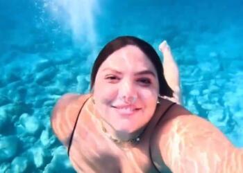 Γοργόνα στο νερό: Μας πήρε τα μυαλά το μακρoβούτι της Δανάης Μπάρκα στη θάλασσα