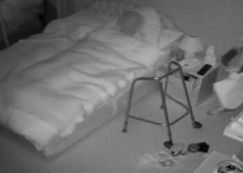 Νόμιζαν πως ο παππούς τα είχε χάσει και έβαλαν κρυφή κάμερα για να τον παρακολουθήσουν – Τον τσάκωσαν να…