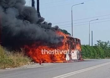 Σοκ στη Θεσσαλονίκη: Στις φλόγες τυλίχθηκε εν κινήσει λεωφορείο των ΚΤΕΛ (video)