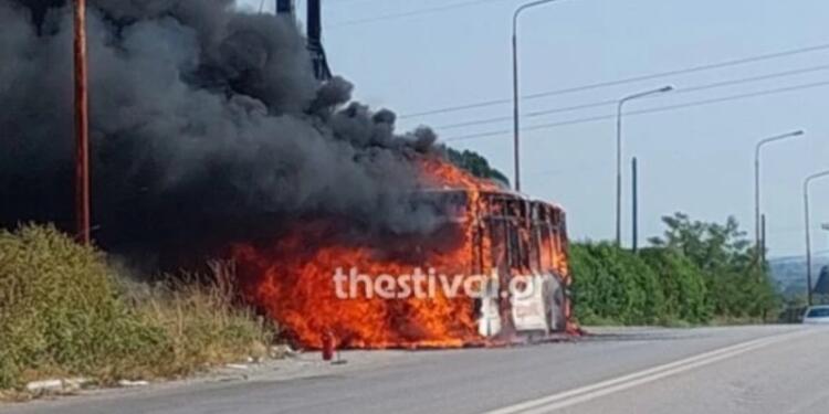 Σοκ στη Θεσσαλονίκη: Στις φλόγες τυλίχθηκε εν κινήσει λεωφορείο των ΚΤΕΛ (video)