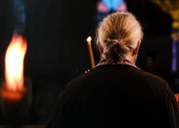 Μεθυσμένος ιερέας πήρε «σβάρνα» πέντε οχήματα, επέστρεφε από πανηγύρι με την Πρεσβυτέρα του