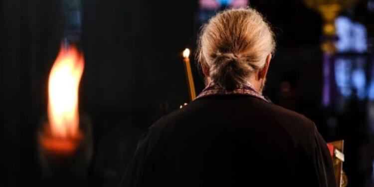 Μεθυσμένος ιερέας πήρε «σβάρνα» πέντε οχήματα, επέστρεφε από πανηγύρι με την Πρεσβυτέρα του