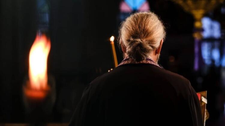 Μεθυσμένος ιερέας πήρε «σβάρνα» πέντε οχήματα, επέστρεφε από πανηγύρι με την Πρεσβυτέρα του