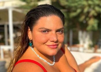 Με το ευέλικτο σώμα και ασκήσεις ενόργανης ξεσήκωσε η Δανάη Μπάρκα τους followers: Έκανε κατακόρυφο με μαγιό και έμειναν όλοι έκπληκτοι (Video)