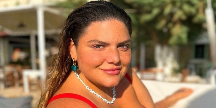 Με το ευέλικτο σώμα και ασκήσεις ενόργανης ξεσήκωσε η Δανάη Μπάρκα τους followers: Έκανε κατακόρυφο με μαγιό και έμειναν όλοι έκπληκτοι (Video)