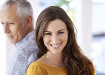 Είναι 34 ετών και παντρεύεται έναν 77χρονο άνδρα – «Είναι η πρώτη φορά στη ζωή μου που με κακομαθαίνουν έτσι»