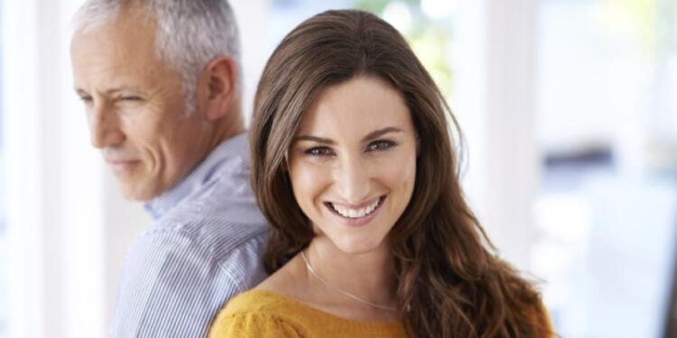 Είναι 34 ετών και παντρεύεται έναν 77χρονο άνδρα – «Είναι η πρώτη φορά στη ζωή μου που με κακομαθαίνουν έτσι»