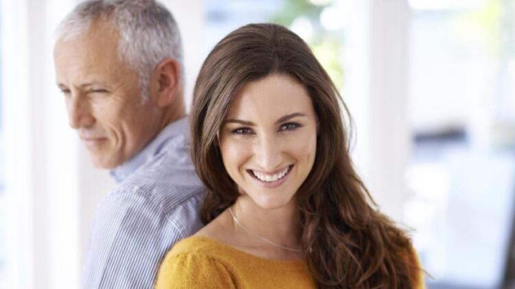 Είναι 34 ετών και παντρεύεται έναν 77χρονο άνδρα – «Είναι η πρώτη φορά στη ζωή μου που με κακομαθαίνουν έτσι»