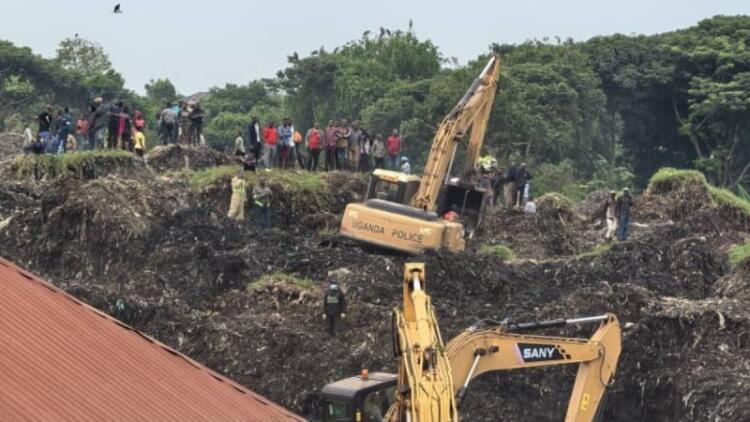 Τραγωδία: Βουνά από σκουπίδια υποχώρησαν μετά από βροχή – Τουλάχιστον 25 άνθρωποι θάφτηκαν ζωντανοί (video)